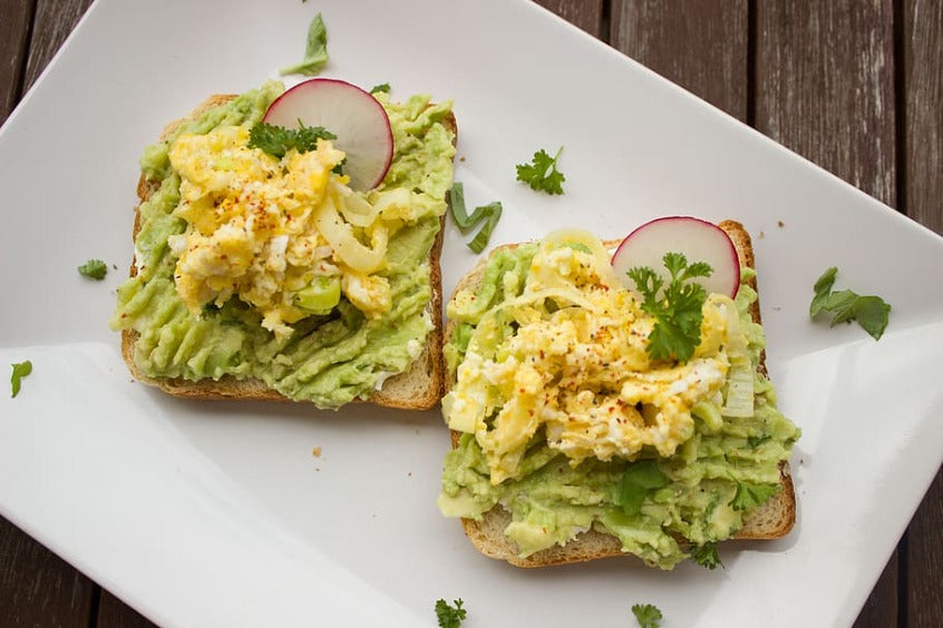 Frutas saludables con tostadas de huevo