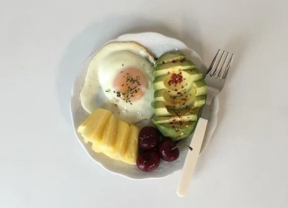 Frutas saludables con tostadas de huevo