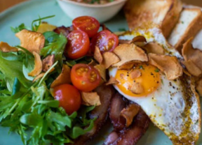 Bacon y huevo con tostadas